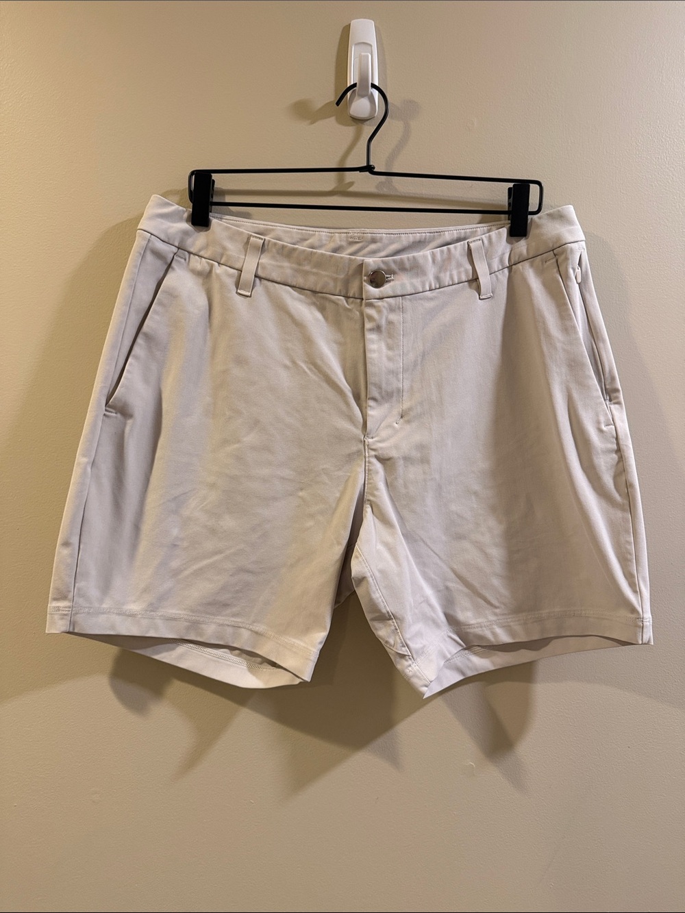 lululemon athletica Men's Cream Flat-Front Shorts